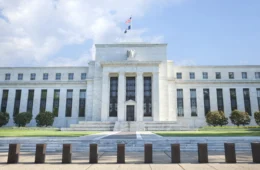 Federal Reserve sobe taxa de juros nos EUA para a faixa de 5% a 5,25%, maior patamar desde 2007