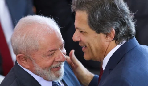 Moody’s eleva de ‘estável’ para ‘positiva’ perspectiva de nota de crédito do Brasil. Lula e Haddad comemoram