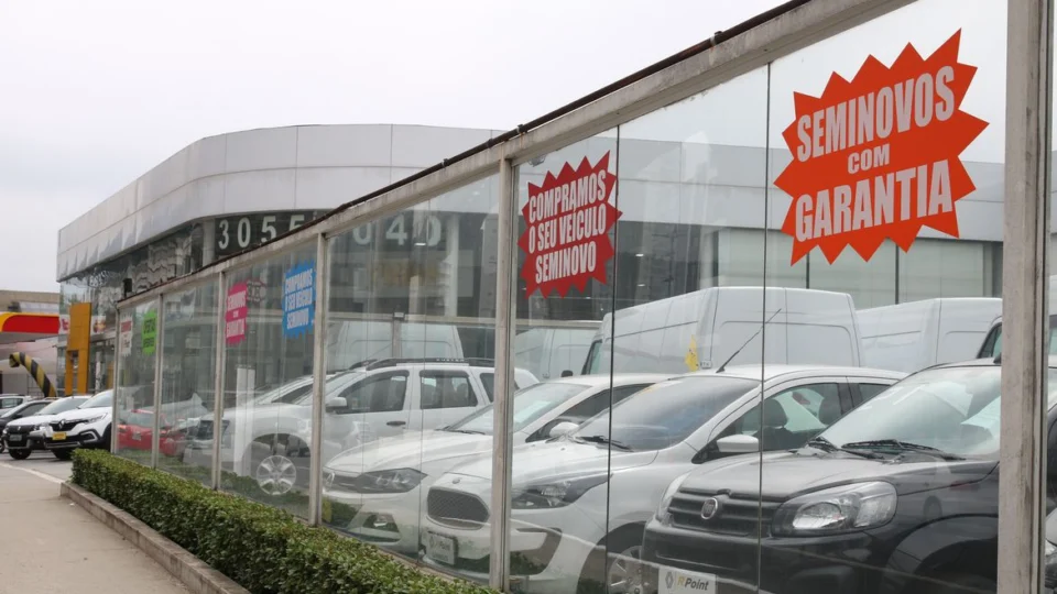 Valor dos seguros de automóveis registra queda de 3,2% em julho. MP de incentivo à compra de carros do governo contribuiu para redução