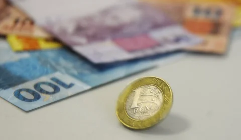 Carga tributária no Brasil sobe para 32,4% do PIB em 2025