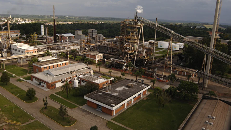 Entidades vão à Justiça para reverter calote de R$ 140 mi em venda de refinaria da Petrobras
