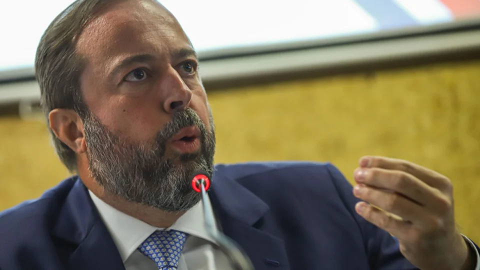 Alexandre Silveira cobra agilidade da Aneel em processos do governo e ameaça intervenção