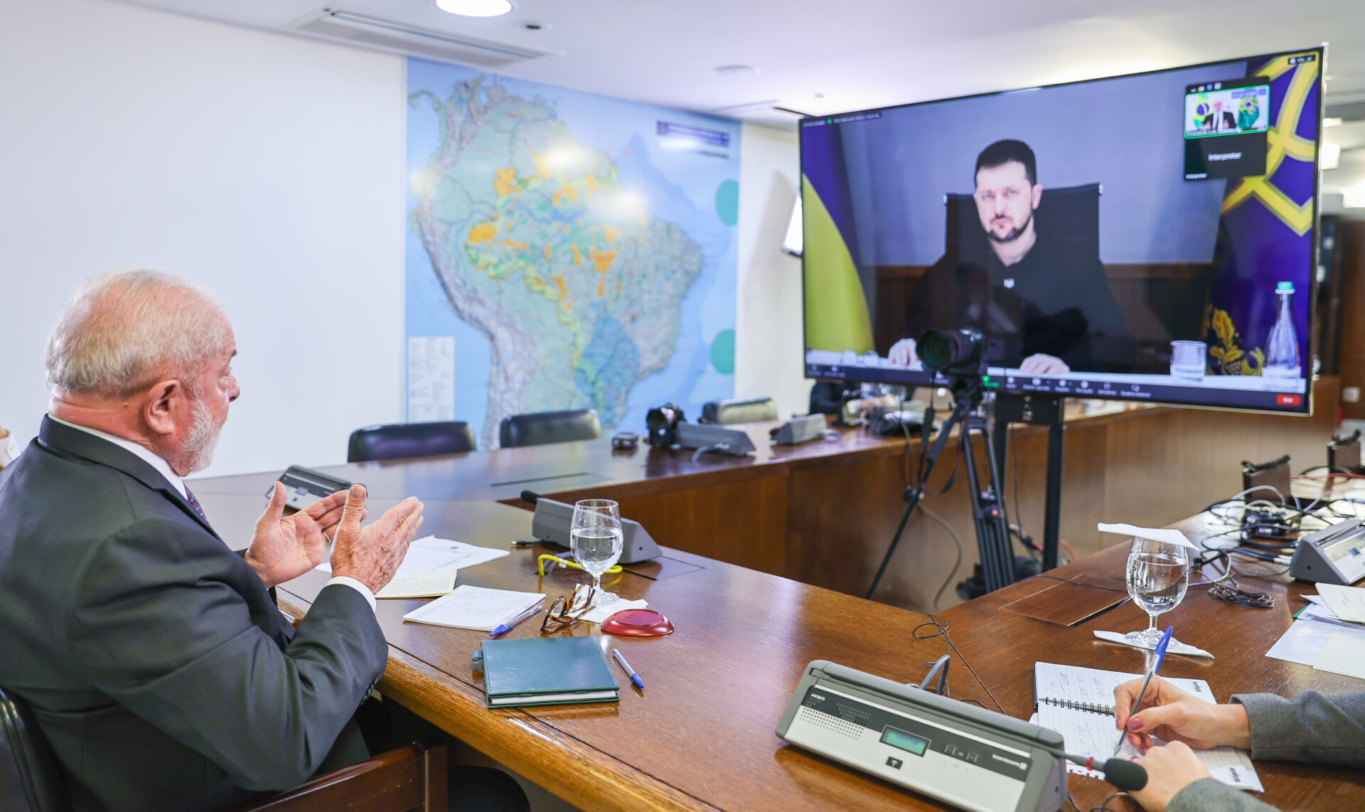 De olho em Putin, Zelensky pede reunião com Lula no G7
