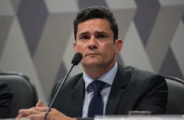 Moro se filia ao PL ao lado de Flávio em evento com acenos a Ratinho Jr.
