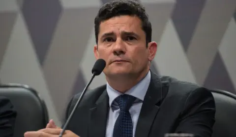 Moro se filia ao PL ao lado de Flávio em evento com acenos a Ratinho Jr.