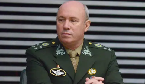 General Cid confessa que cedeu conta para Bolsonaro receber U$ 68 mil dos relógios