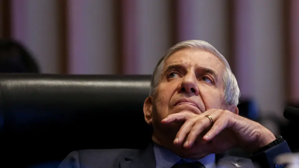 Alvo de investigação da PF, general Heleno vai às compras em Brasília