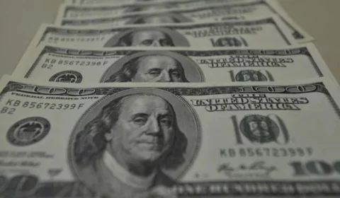 Dólar volta a subir e fecha em R$ 5,06