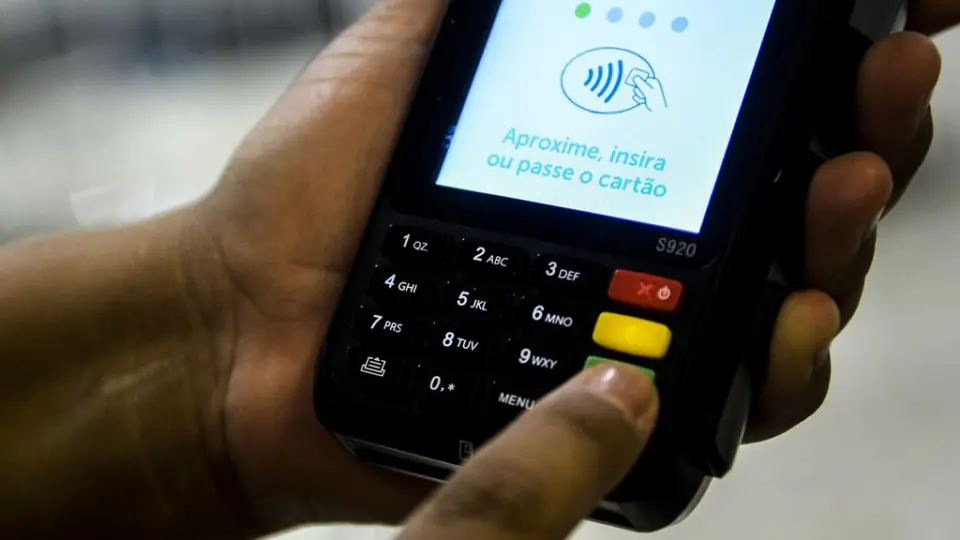 Câmara aprova teto de juros no cartão de crédito, sugerida por Eduardo Moreira
