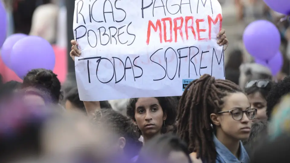Um país de abusadores