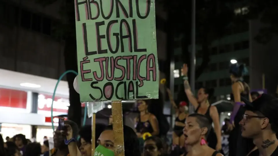 Probabilidade de mulheres negras abortarem é 46% maior do que brancas, diz estudo