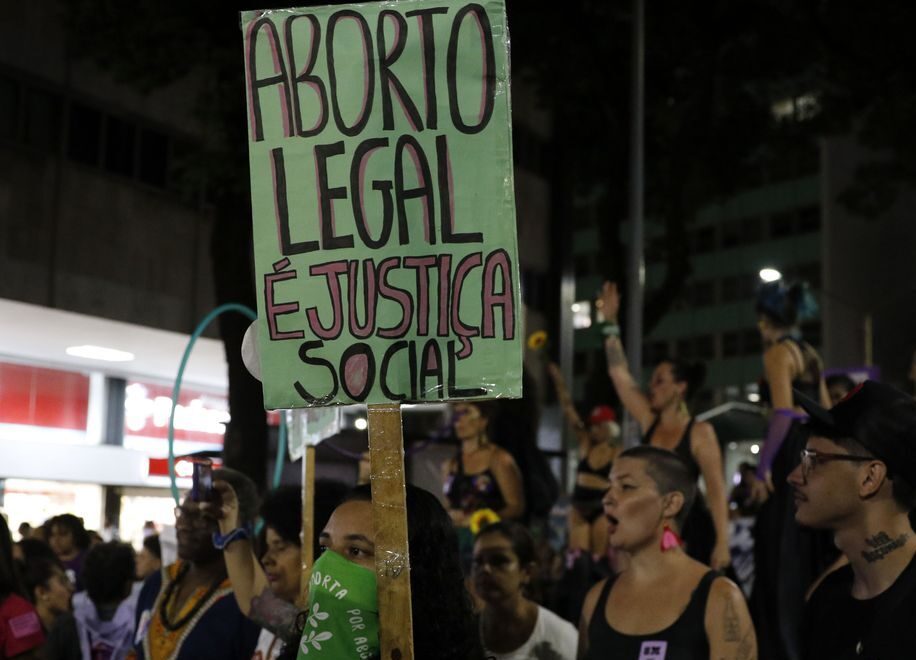 aborto Reivindicação do direito ao aborto em manifestação.