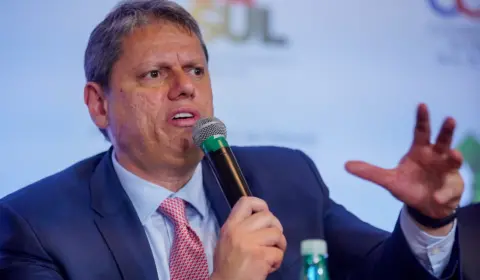 Tarcísio descumpre acordo e não paga a servidores da Saúde bônus com o qual privilegia PMs