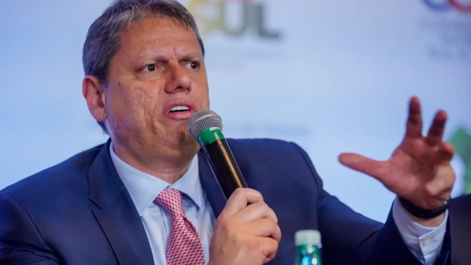 Tarcísio cobra anistia, pressiona Motta, ataca STF e chama Moraes de ditador e tirano