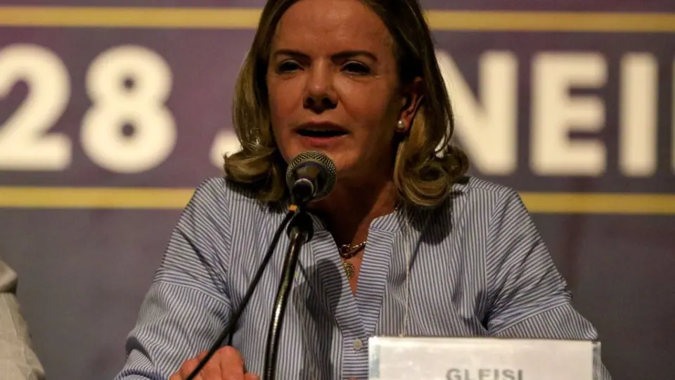 Gleisi leva ao presidente da Câmara texto da PEC da Segurança Pública