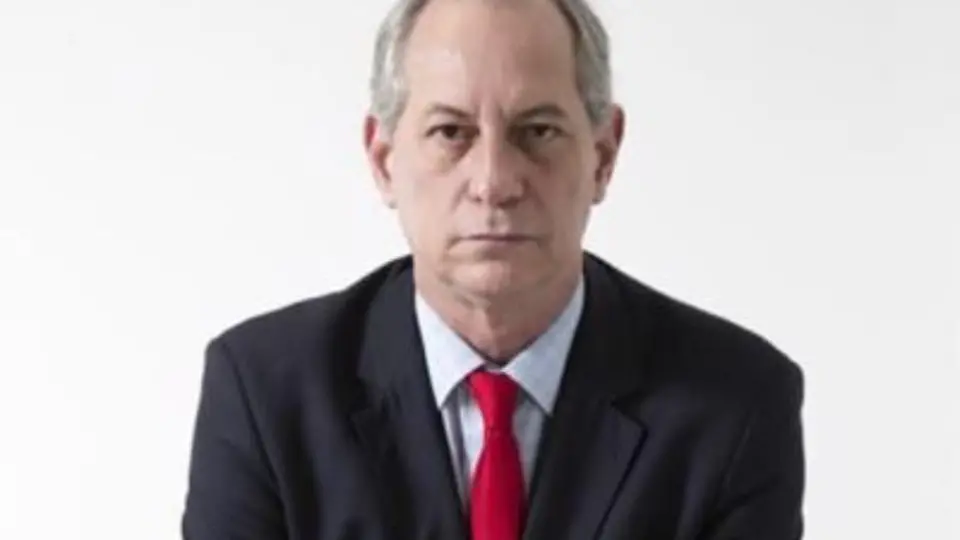 Tasso e Ciro dançam bolero melancólico no Ceará e expõem 30 anos de erros