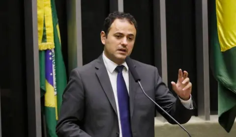 Glauber diz que processo de cassação é farsa articulada por Lira e que resistirá até o fim