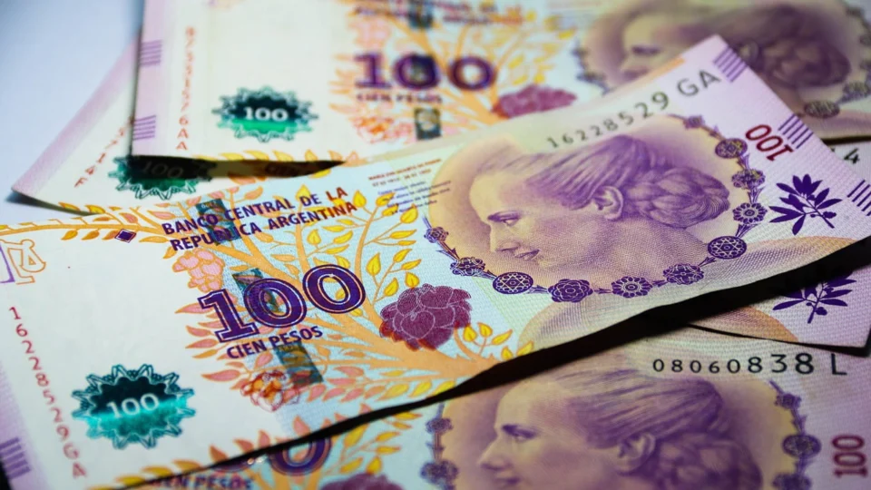 Com inflação anual de 254,2% em janeiro, situação econômica da Argentina já traz reflexos para o Brasil