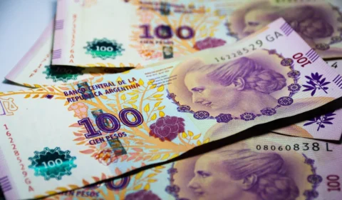 Argentina reduz controle cambial e peso despenca; ações e títulos têm forte alta