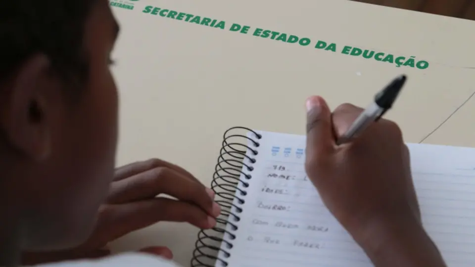Em 10 anos, escolas estaduais do país perderam um terço dos professores efetivos