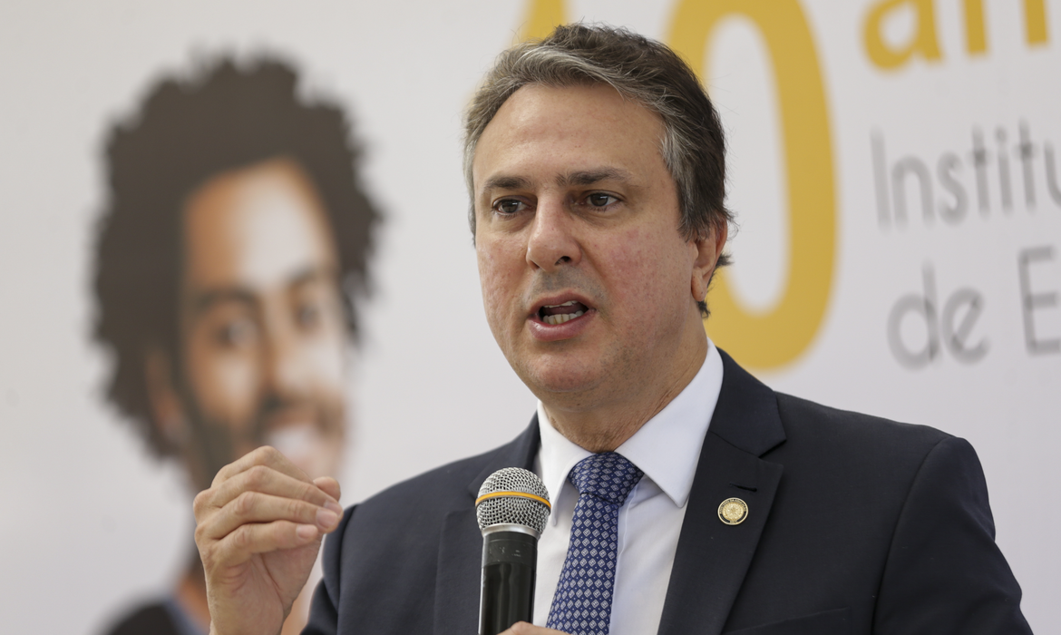 Servidores alegam que governo foi eleito colocando a educação como prioridade (Marcello Camargo/Agência Brasil)