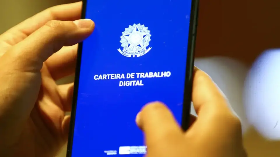 Desemprego cai a 7,6% no trimestre até outubro, menor taxa desde 2015