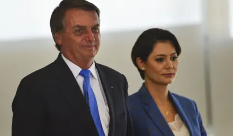 Investigada pela PF, Michelle Bolsonaro viaja para os EUA e causa desconforto no PL