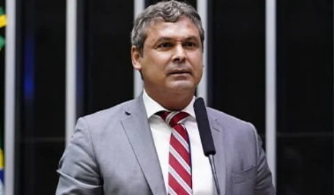 Deputados do PT protocolam projeto para coibir supersalários no serviço público