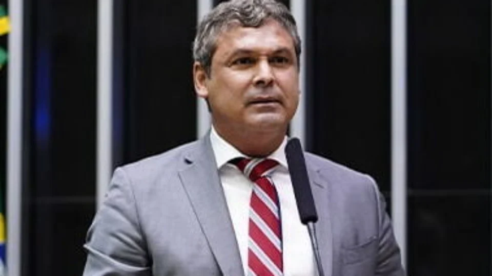 Lindbergh pressiona pela perda de mandato de Zambelli após prisão na Itália