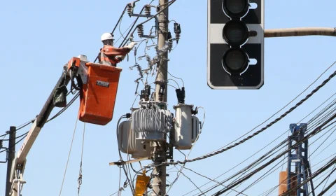Descaso da Enel para solucionar apagão em SP é prova de que serviços essenciais não devem ser privatizados