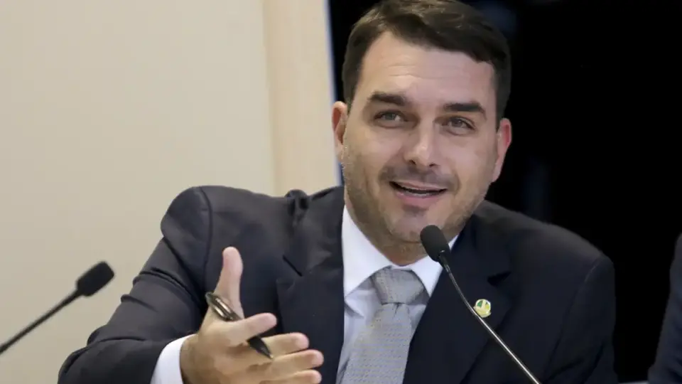 Justiça do DF rejeita decisão que livrou Flávio Bolsonaro em caso da mansão de R$ 6 mi