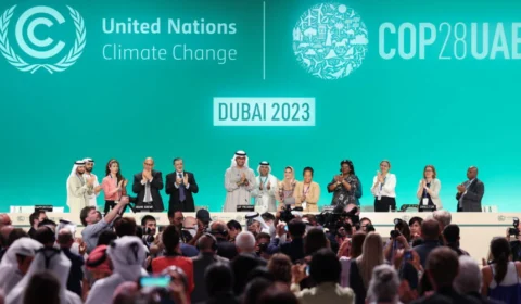 Após atraso, COP28 termina com texto que prevê ‘fim da era do petróleo’. Marina Silva exalta acordo, mas cobra ricos