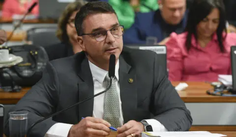 Flávio visita Bolsonaro e diz que ‘candidatura não está à venda’