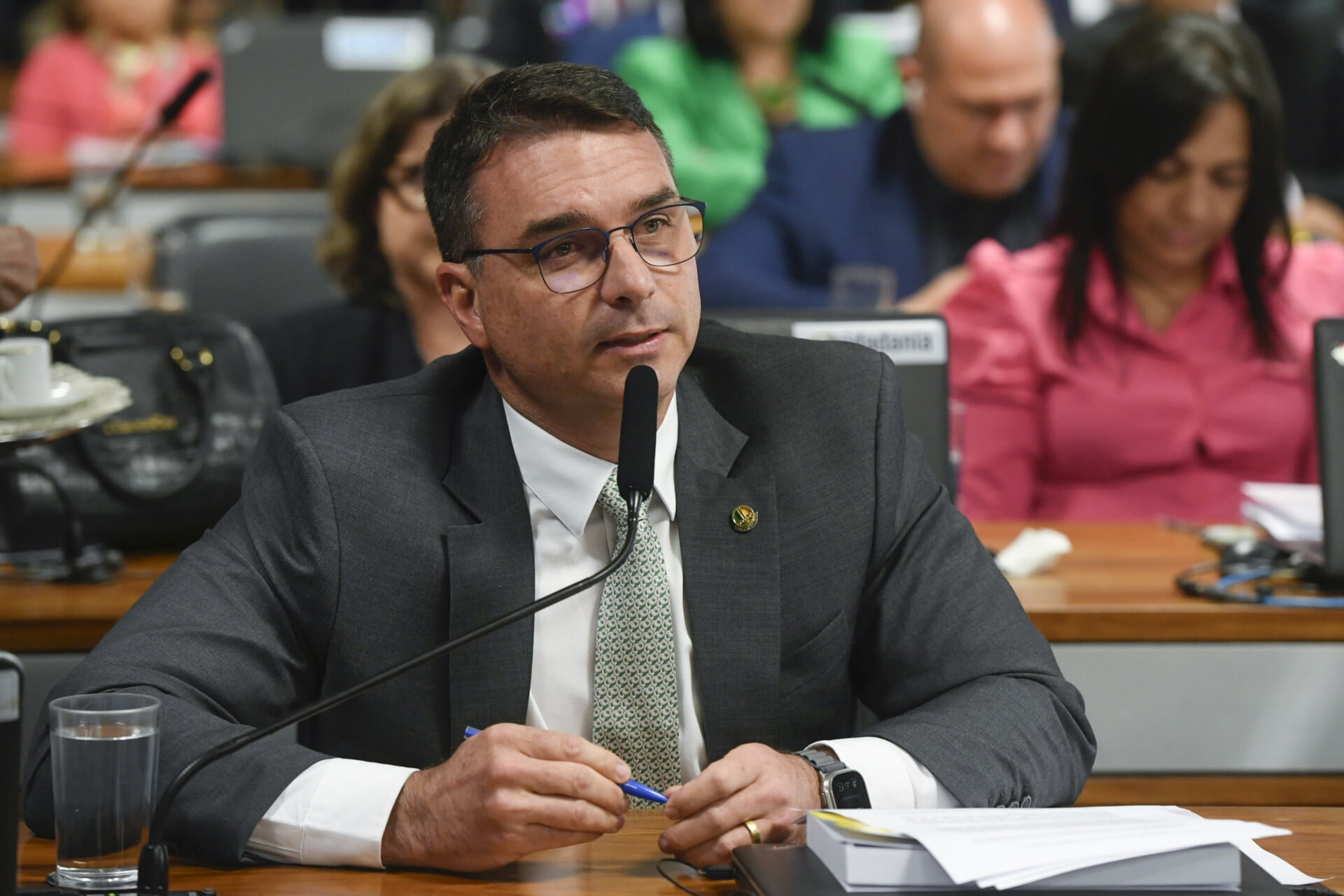 Justiça suspende decisão para remoção de post de Flávio Bolsonaro ligando PT ao tráfico