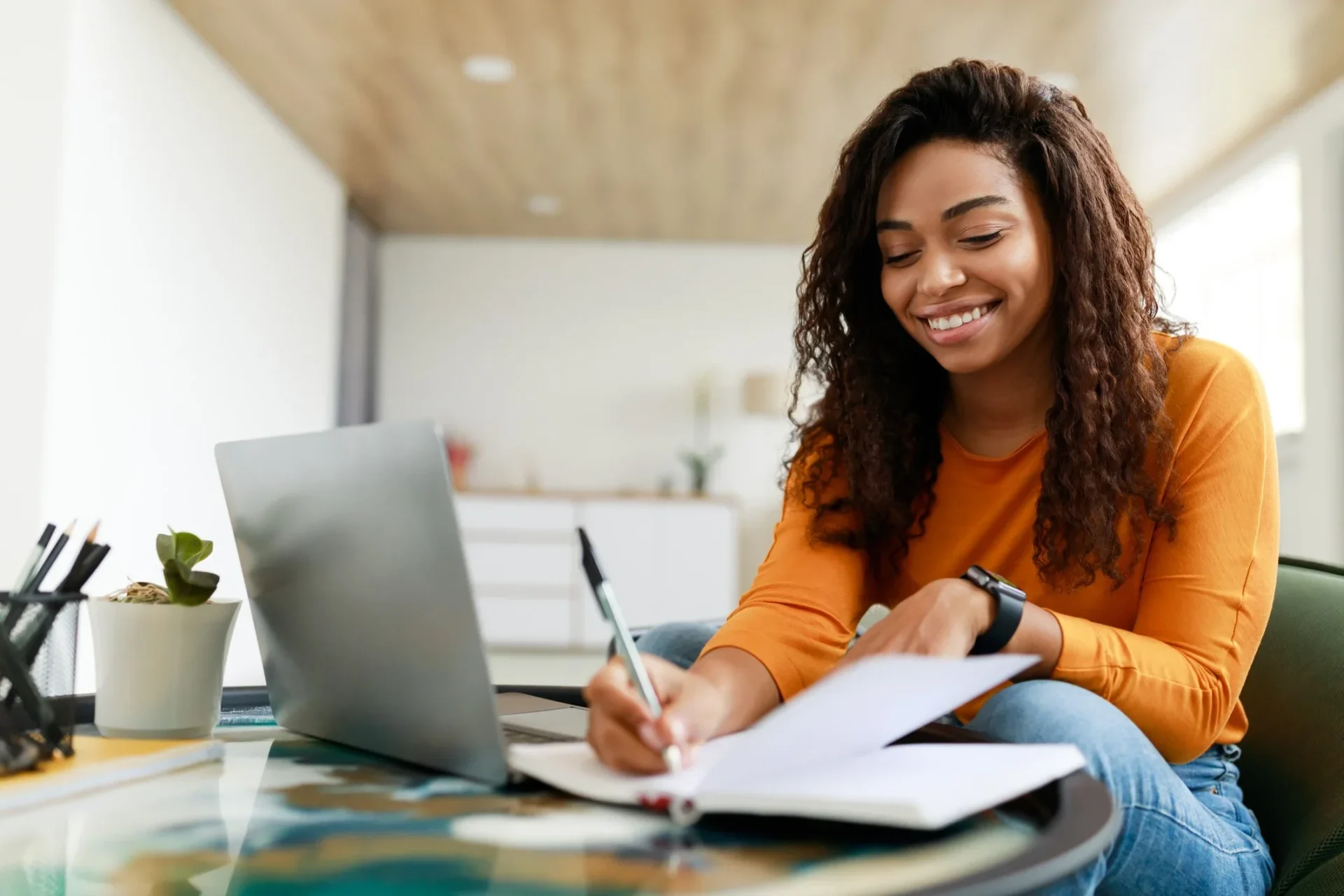 Um curso de espanhol online pode ser uma ótima opção para quem quer estudar de casa, conciliar com a rotina e aprender um novo idioma. Foto: Shutterstock