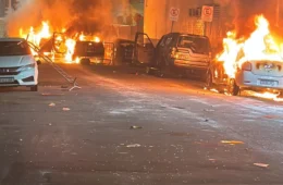 Após rebaixamento, torcedores do Santos incendeiam veículos e depredam Vila Belmiro