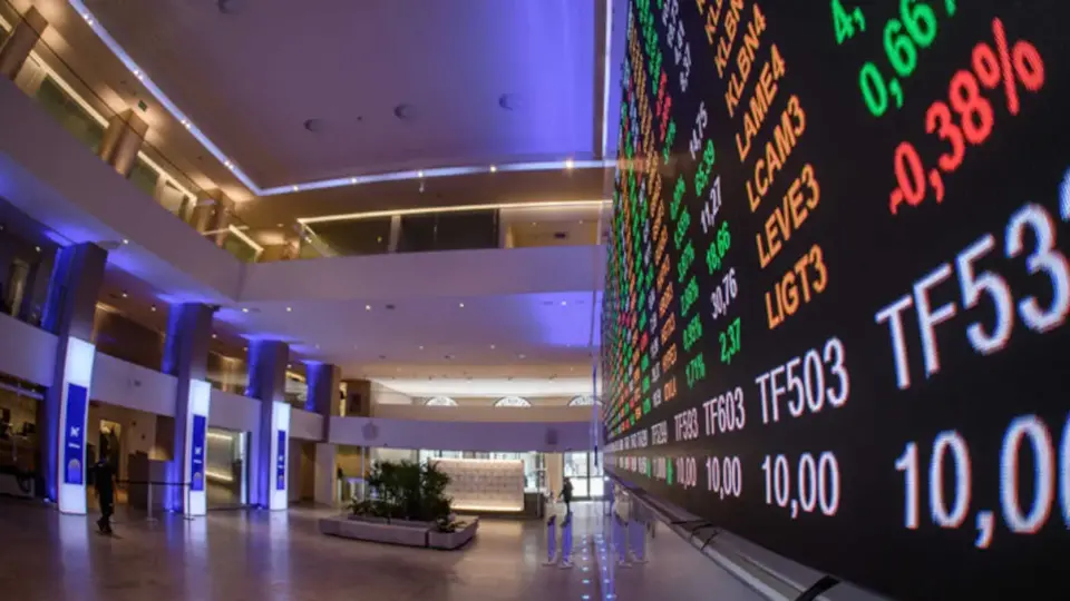Bolsa fecha 2023 com alta de 22%, melhor índice desde 2019; dólar cai 8% no ano