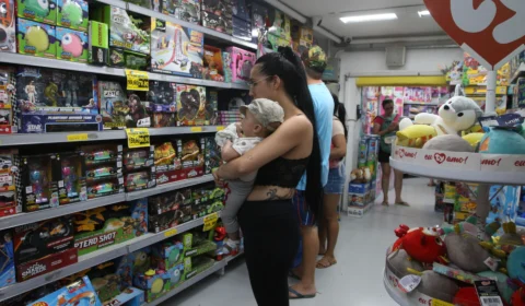 Pesquisa da Serasa sobre ‘pior Natal para o varejo físico’ em três anos vira piada nas redes
