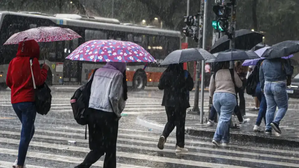Frente fria provoca chuva e queda de temperatura no Sul; Sudeste pode ter temporais