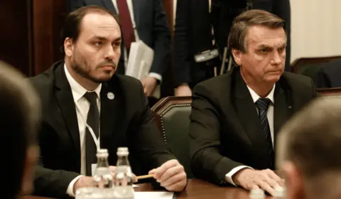 Carlos Bolsonaro passou a tarde de segunda com advogados antes de ir à PF