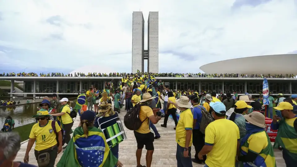 Pesquisa revela que perfis fora do Brasil tiveram maior engajamento no 8/1