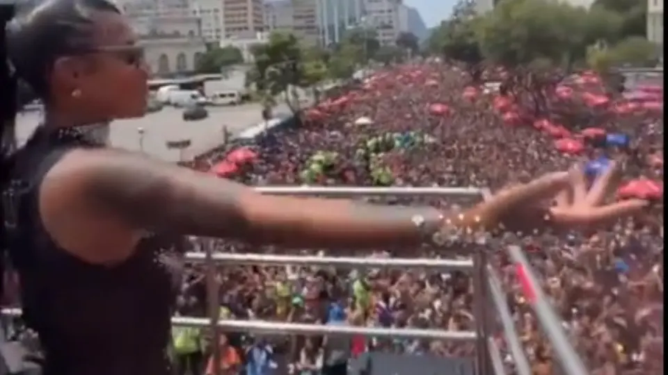 Sob calor escaldante, foliões passam mal e Ludmilla encerra bloco antes da hora