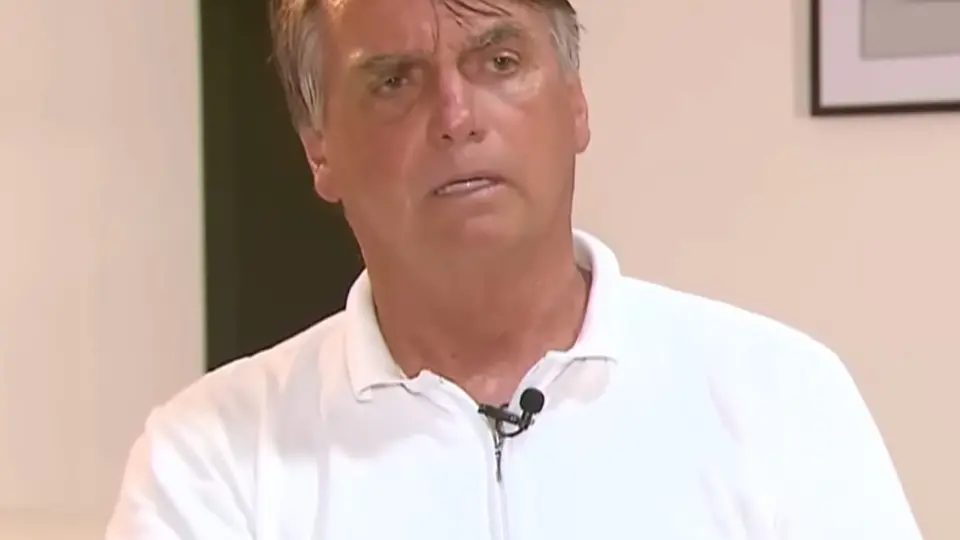 Em entrevista na TV, Bolsonaro volta a apelar para fake news e complica Heleno