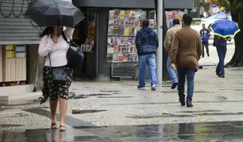Frente fria avança e causa chuva forte em grande parte do país; veja a previsão