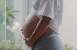 Quase metade das mães brasileiras cria seus filhos sozinha, diz pesquisa
