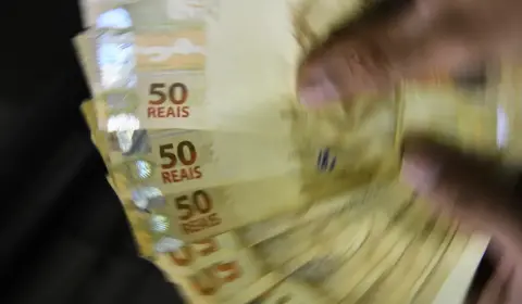 Adesão a programa que dá incentivo financeiro de R$ 9,2 mil a estudantes termina amanhã