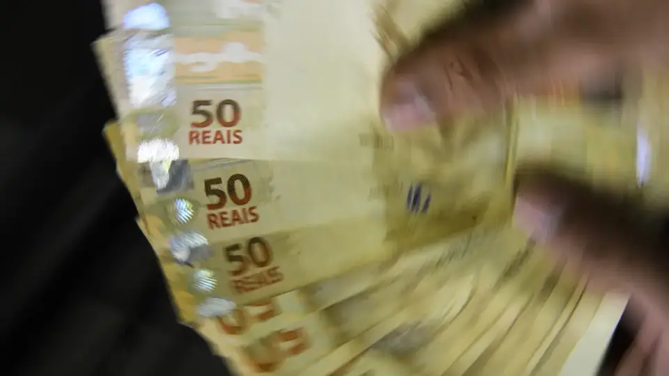 Adesão a programa que dá incentivo financeiro de R$ 9,2 mil a estudantes termina amanhã