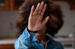 Violência levou ao menos 900 mulheres por dia a unidades de saúde no país em 2025