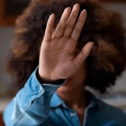 Violência levou ao menos 900 mulheres por dia a unidades de saúde no país em 2025