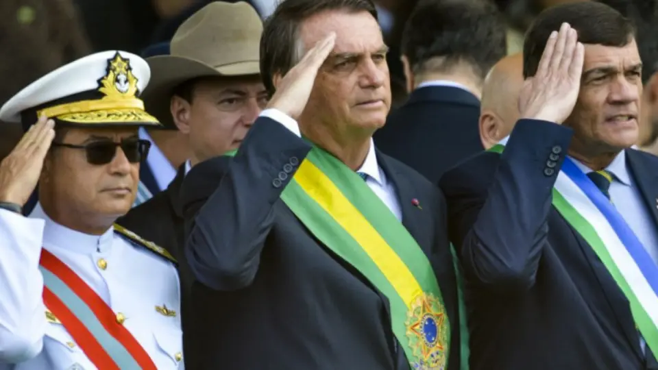 Exército revela autores da carta de oficiais que pedia golpe de Estado